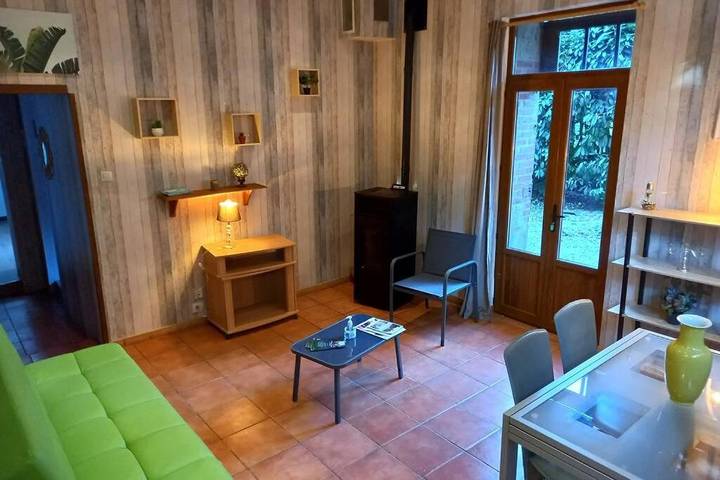 Gîte pour 3 personnes, avec terrasse ainsi que vue et jardin à Agonges - 4