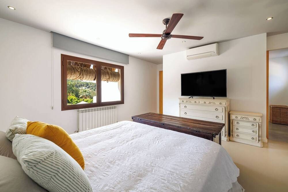 Casa San Carlos Exquisite family house 300m from the village, 3km from the beach in Sant Carles de Peralta, Santa Eulària des Riu