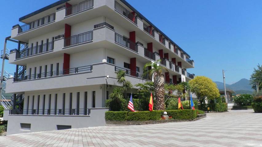 Hôtel pour 3 personnes, avec Balcon ainsi que Terrasse et Jardin dans Sant Elia Fiumerapido