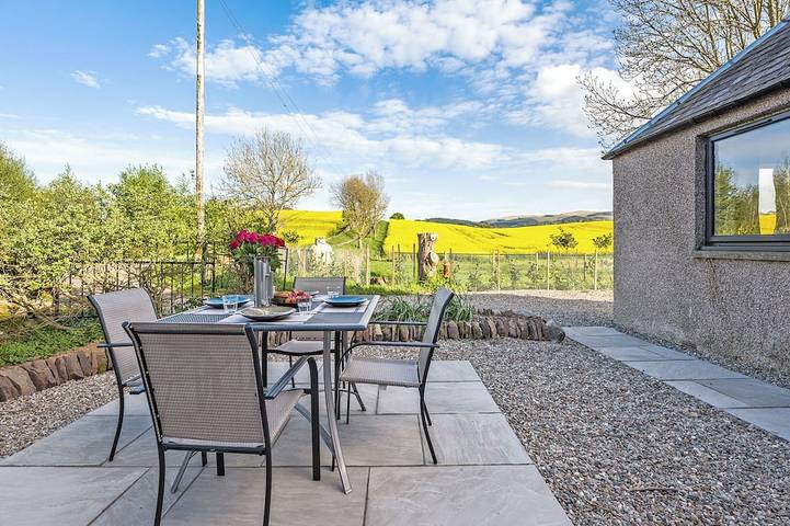 Log cabin for 4 people, with garden, with pets in Auchterarder