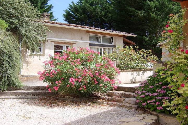 Gîte pour 4 personnes, avec piscine ainsi que jardin et terrasse, animaux acceptés - 1