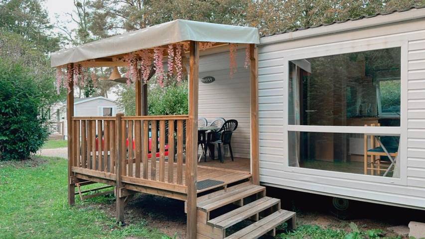 Camping pour 5 personnes, avec piscine et jardin ainsi que vue et terrasse