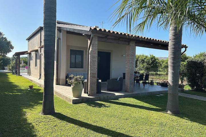Villa per 5 persone, con terrazza e giardino, con animali domestici ad Avola