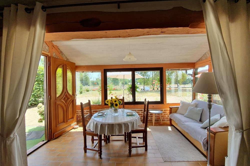 Gîte rustique à Cheverny: nature, tennis, animaux bienvenus, pêche et châteaux de la Loire à proximité in Contres, Sologne