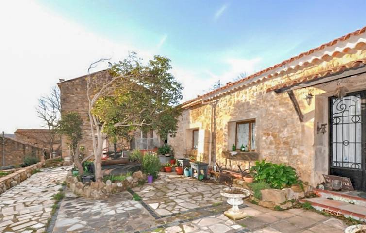 Location de vacances pour 4 personnes, avec jardin ainsi que piscine et terrasse à Portel-des-Corbières