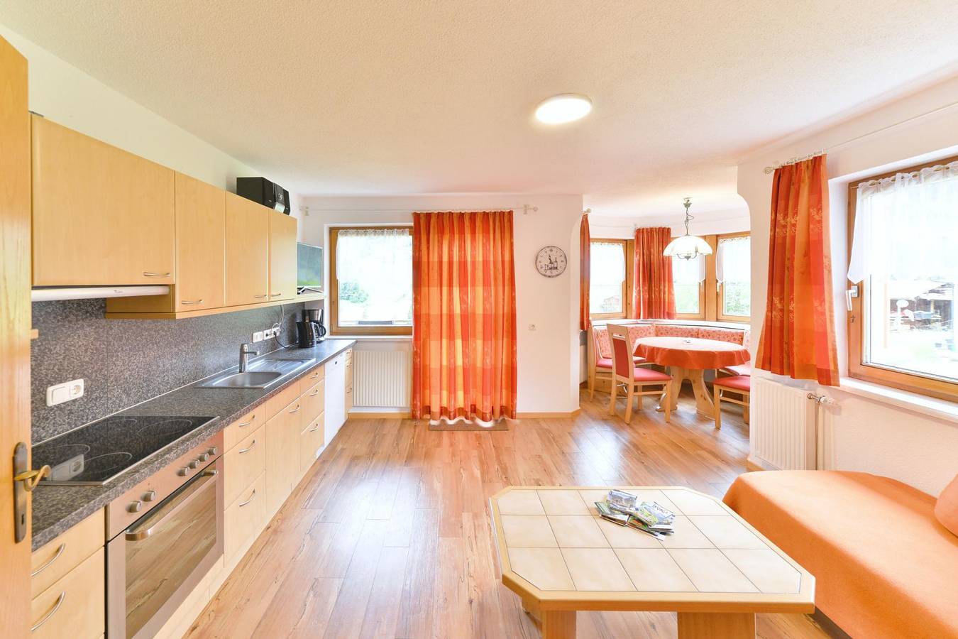 Geheel vakantieappartement, Apartment 4-6 Pers./3 bedrooms / 1 combined living-bed-room in Meer , Verwall 