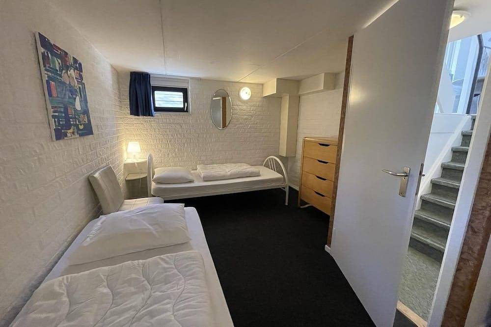 Gemütlicher Bungalow (80 m²) für 6 Personen (8 Personen auf Anfrage) mit Geschirrspüler.  Dieser freistehende Bungalow mit Außenkamin und überdachter Terrasse befindet sich im Wald und bietet eine schöne Aussicht. in Harderwijk, Veluwe
