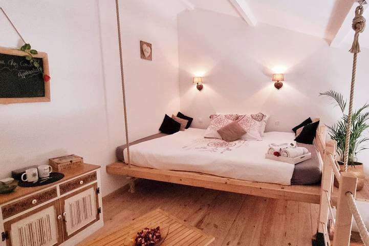 Suite with a private hot tub in Pierrelatte, Nyons region