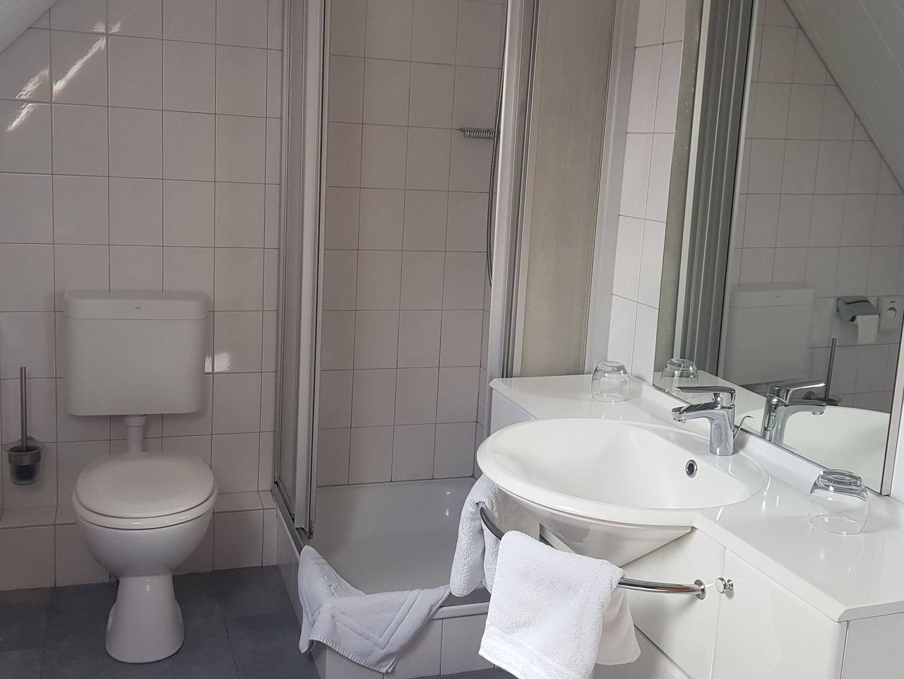 Bastan - Haus Katharina - Doppelzimmer in Emden, Ostfriesland