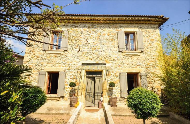 Location de vacances pour 8 personnes, avec Terrasse et Jardin ainsi que Piscine et Vue à Saint-Pons-la-Calm
