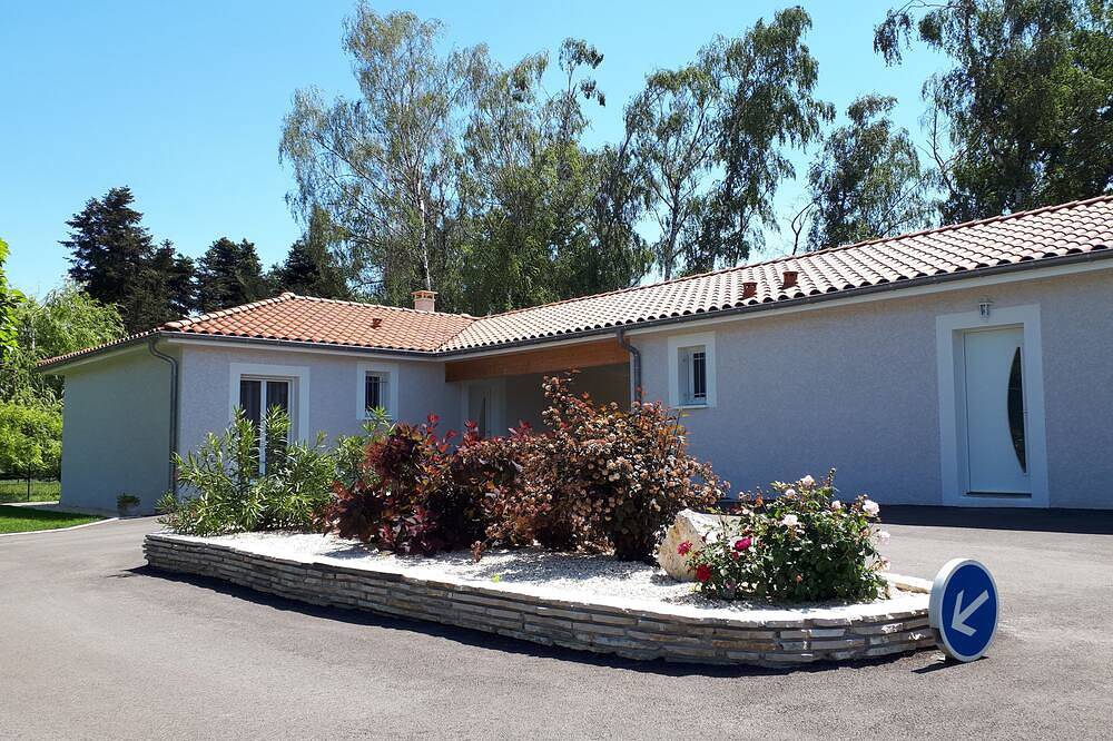 Gîte 6 pers, spacieux dans un environnement calme et verdoyant. in Montluel, Ain