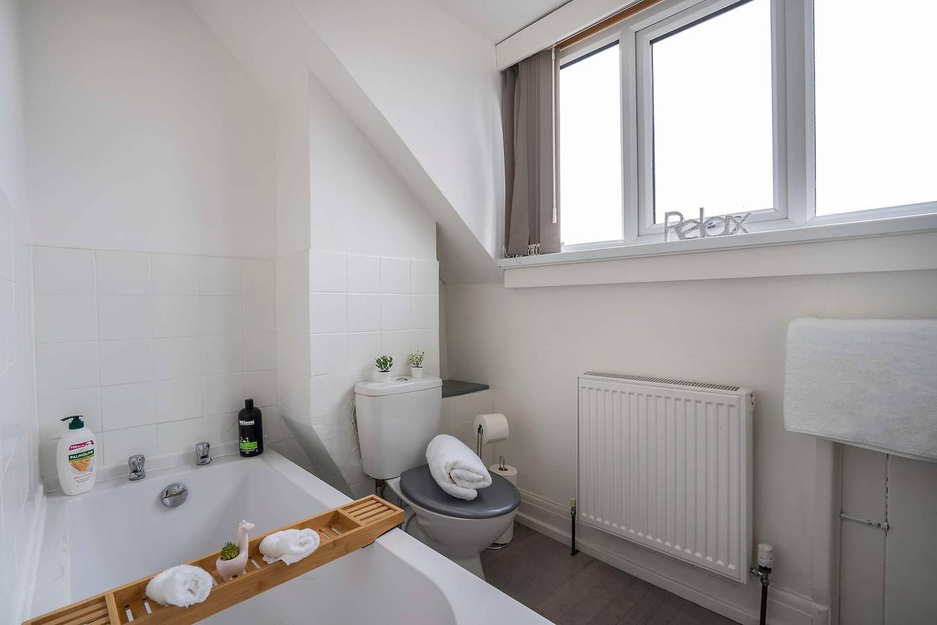 Entire apartment, Walk to the Beach- Family-Friendly 4Br w Parking in Blackpool Pleasure Beach, North West England