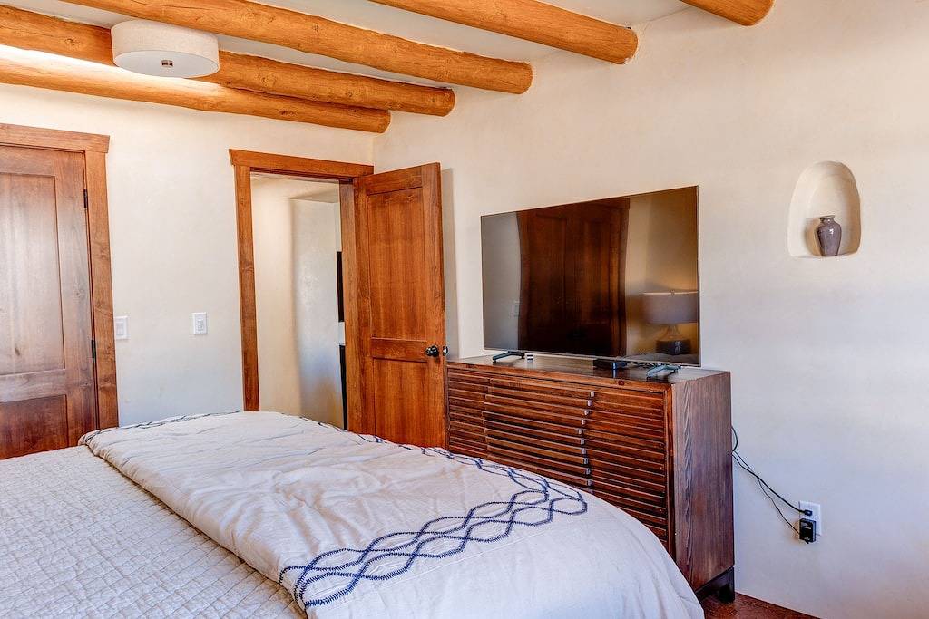Sun-Drenched Luxury Home 5 Min. Walk to Plaza - Private Backyard - Fireplace in Santa Fe, Santa Fe County