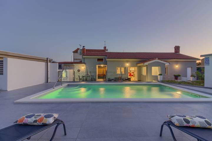 Villa für 6 Personen, mit Terrasse und Pool in Pula