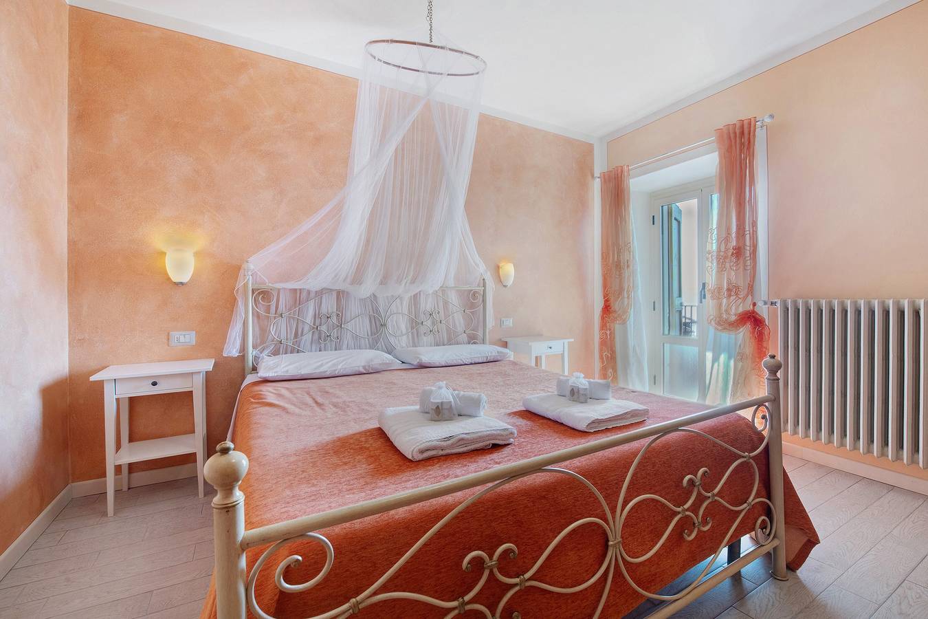 Bed & Breakfast 'Giardini Di Corte - Dalia' mit Seeblick, Wlan und Klimaanlage in Maderno, Toscolano-Maderno