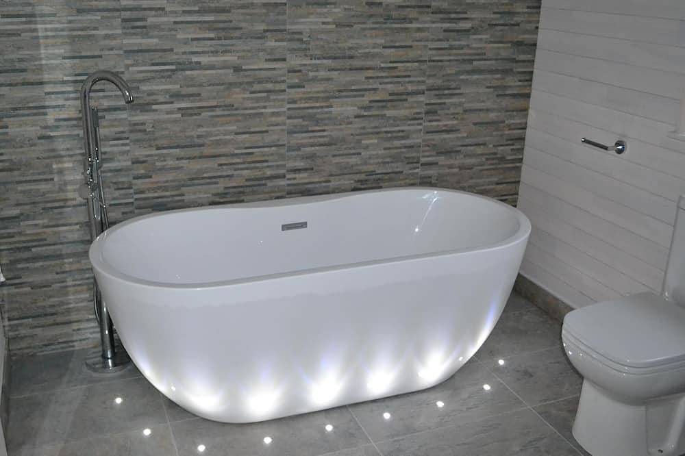 Entire apartment, Sparrowhawk Luxury Lodge with Sauna and Hot Tub in Chinnor, Chiltern Hills