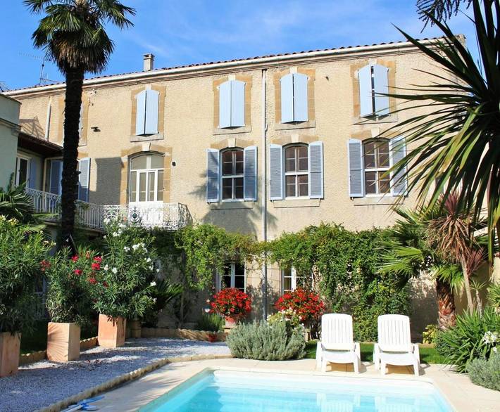 Chambre d’hôte pour 2 personnes, avec jardin ainsi que vue et piscine dans Bram