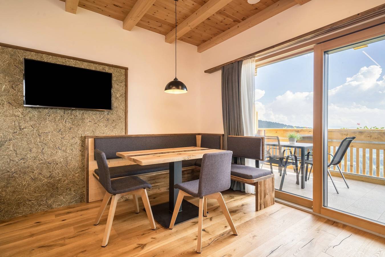 Ganze Wohnung, Ferienwohnung 'Haughof - Bauerngarten' mit Bergblick, Wlan & Balkon, sehr ruhige Lage in Vöran, Sarntaler Alpen