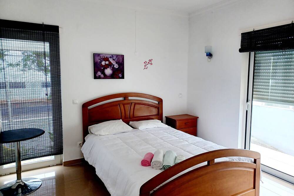 Spacious 6-bedroom villa in charming Portimão with Ac and pool in Portimão, Faro District