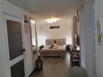 Gîte pour 2 personnes, avec vue ainsi que piscine et jardin, animaux acceptés à Brignoles