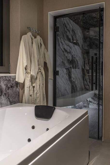 Appartement entier, Suitedreams - Bali Suite Liège in Oupeye, Région de Liège