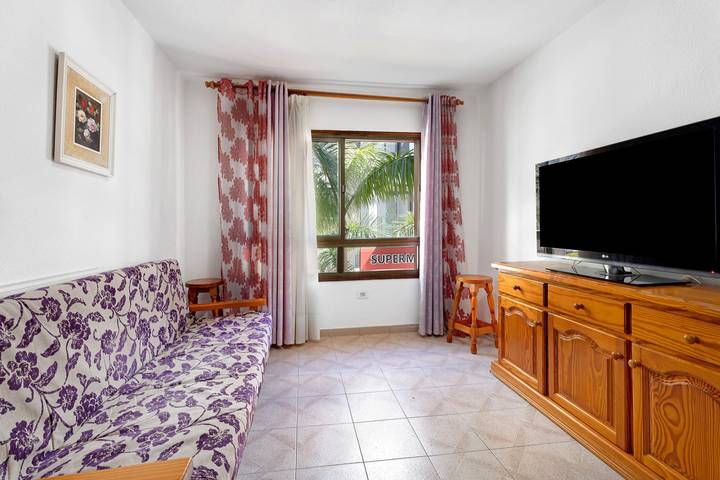 Entire apartment, Vacation Home "Emeterio" close to the Beach with Wi-Fi in Los Cristianos, Arona