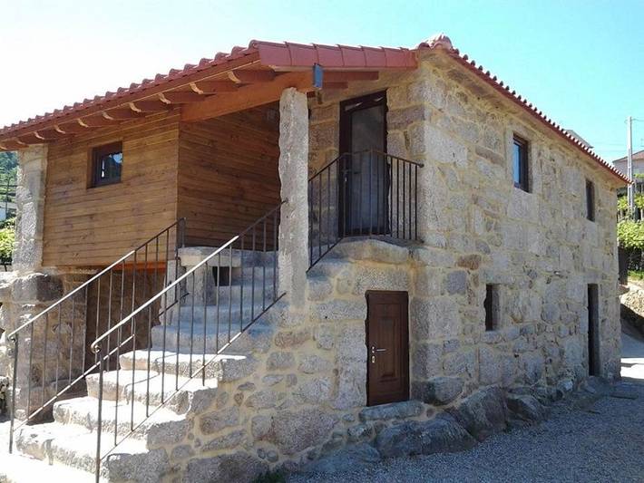 Location de vacances pour 8 personnes, avec Balcon et Terrasse ainsi que Jardin et Vue dans Riba de Mouro