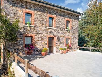 Gîte pour 8 personnes, avec terrasse et jardin à Lierneux