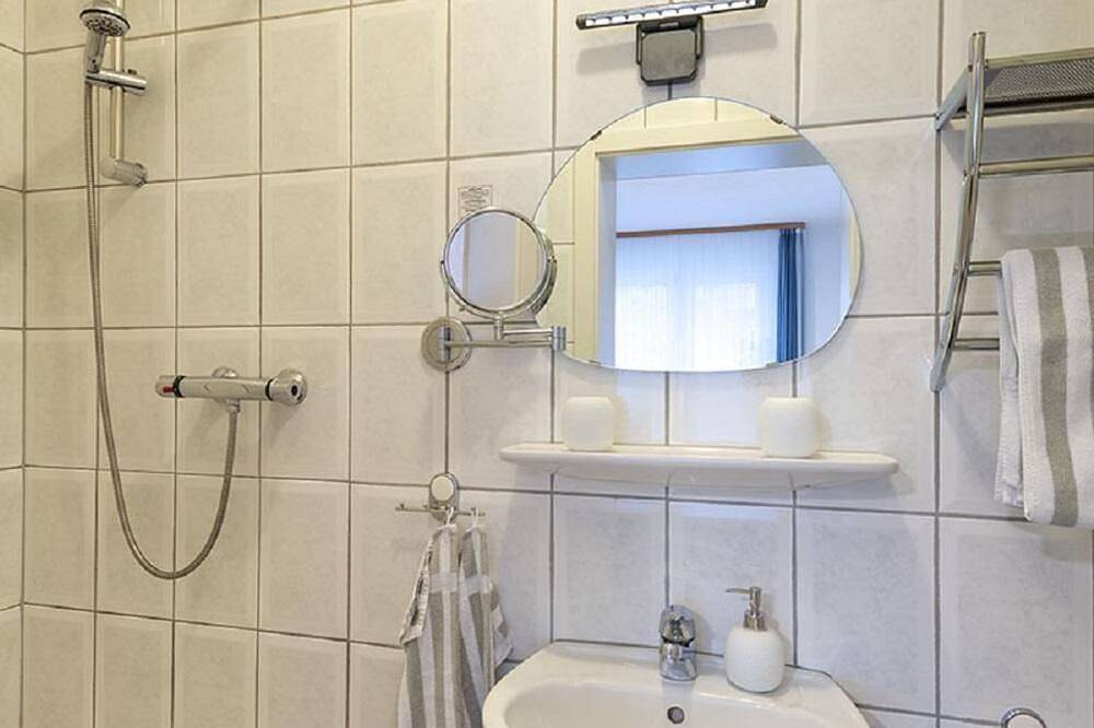 Doppelzimmer mit Dusche und Wc, Zusatzbett - Ferienweingut Monzel in Trittenheim, Moseleifel