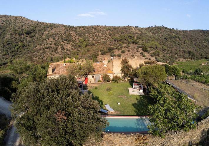 Gîte pour 2 personnes, avec terrasse et piscine ainsi que jardin et vue à La Selva de Mar