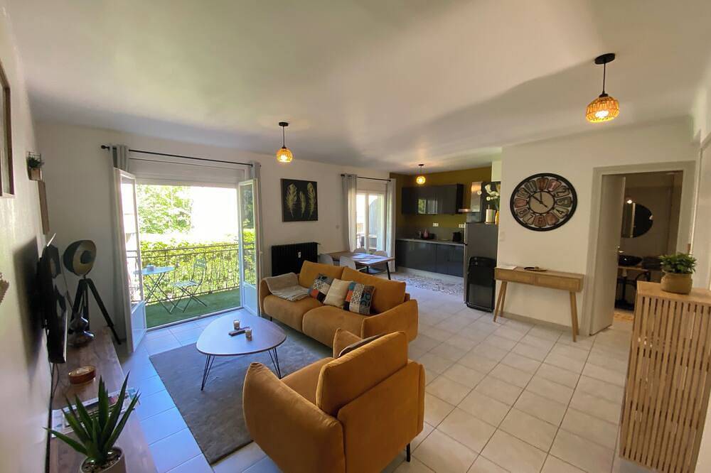 Entire apartment, 2 bedroom apartment Vals les bains with balcony 5 minutes from the thermal baths in Vals-les-Bains, Parc naturel régional des Monts d'Ardèche