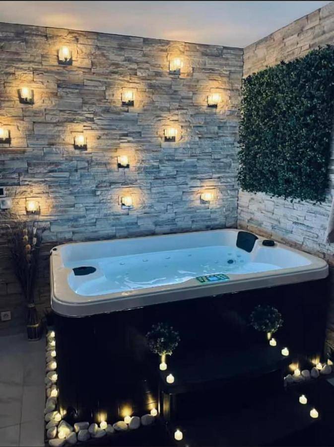 Appartement entier, By Neptune - Appartement Rustique Jacuzzi in Bondy, Seine-Saint-Denis
