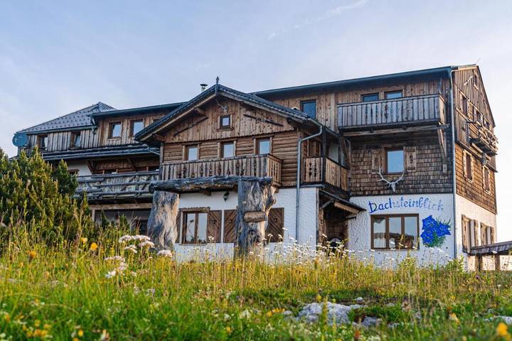 Ferienhaus für 30 Personen, mit Garten und Seeblick sowie Ausblick und Sauna im Salzkammergut