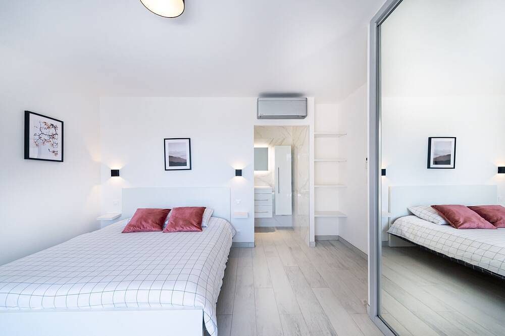 Luxurious New Villa 4 Bedrooms Heated Pool 8 Persons in Sanary-sur-Mer, Toulon Region