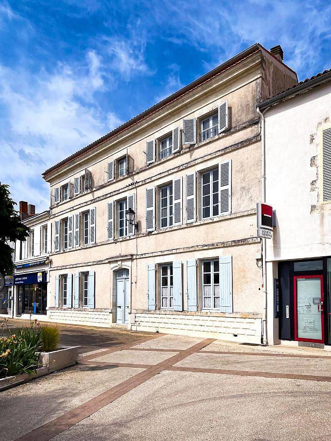 Gîte pour 14 personnes, avec terrasse et jardin à Surgères - 4