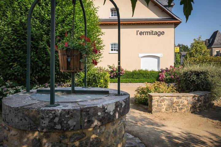 Hôtel pour 4 personnes, avec Terrasse ainsi que Jardin et Piscine à Saulges