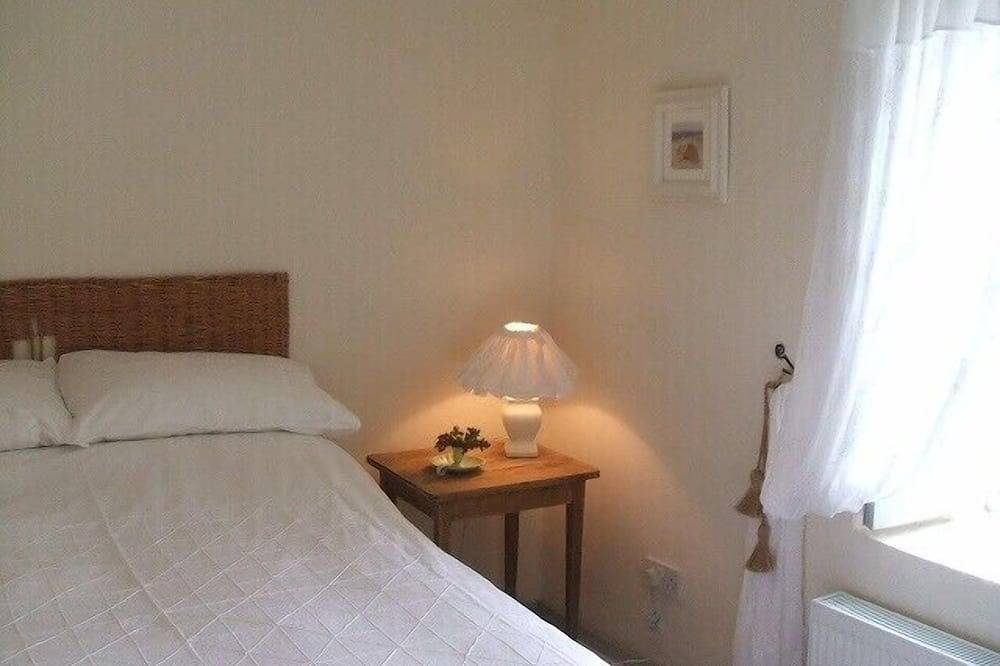 Traditional Failte Ireland 2025 Rustic Stone Cottage With Private River Fishing. in Connemara