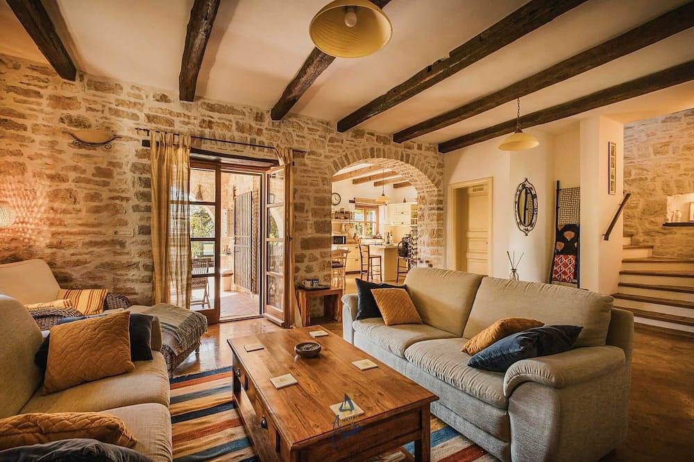 Charmante 3-Br-Villa für 6 Personen mit extra großem Pool und Garten in Zentralistrien