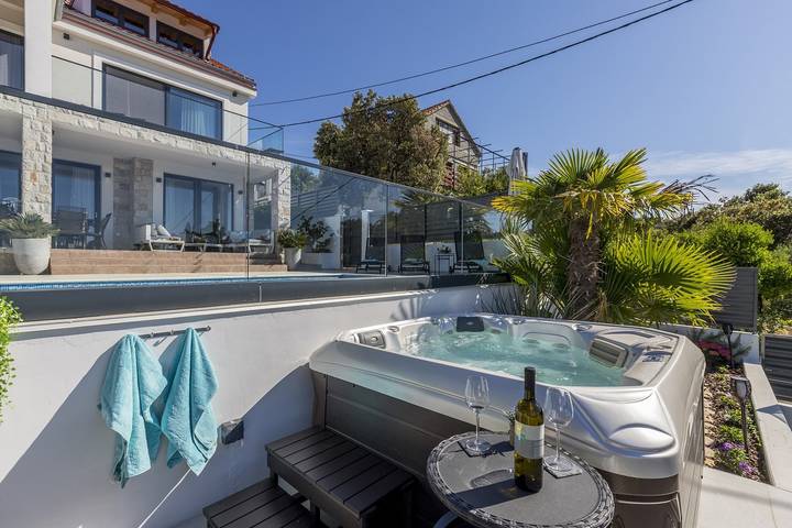 Villa Captain's Haus auf der Insel Solta mit beheiztem Pool, Whirlpool und Meerblick in Necujam, Solta