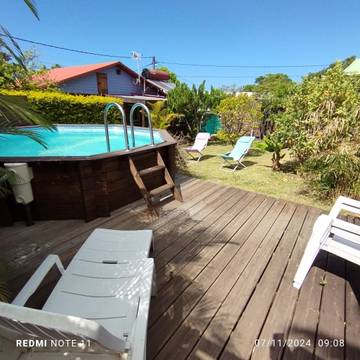 Bungalow pour 2 personnes, avec terrasse ainsi que piscine et jardin sur l' Île de la Réunion
