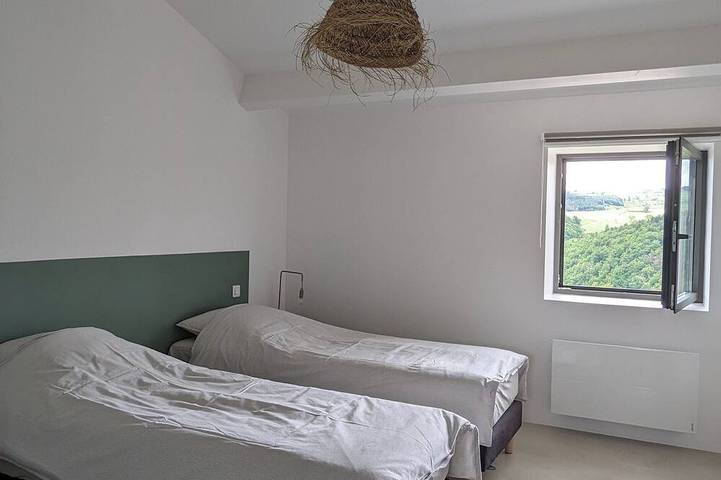 Gîte pour 5 personnes, avec jardin ainsi que terrasse et jacuzzi à Saint-Just-près-Brioude - 4