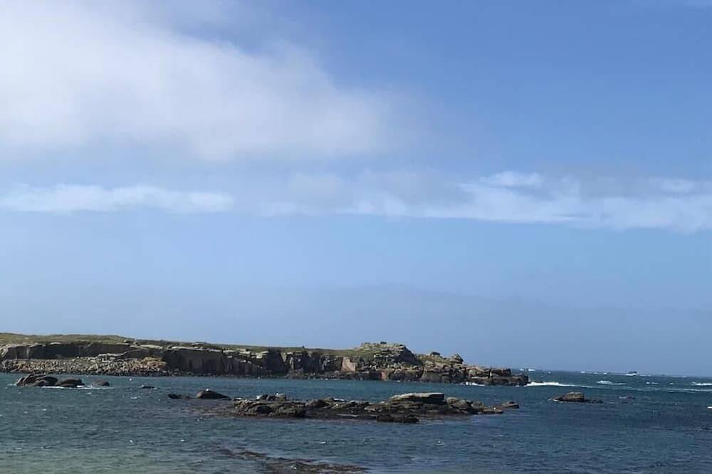 Maison chaleureuse les pieds dans l'eau 4 personnes, plage au bout du jardin in Porspoder, Région de Brest