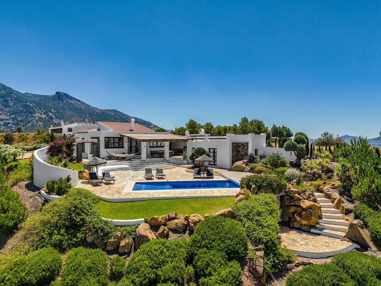 Villa mit einzigartigem Design in der Nähe von Alcaucín, Málaga in Canillas de Aceituno, Málaga Provinz