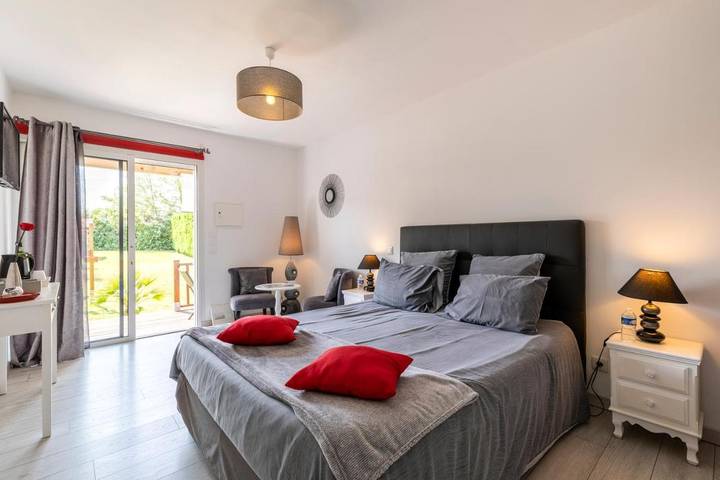 Chambre d’hôte pour 6 personnes, avec piscine ainsi que jardin et jacuzzi, adapté aux familles dans les Landes - 4