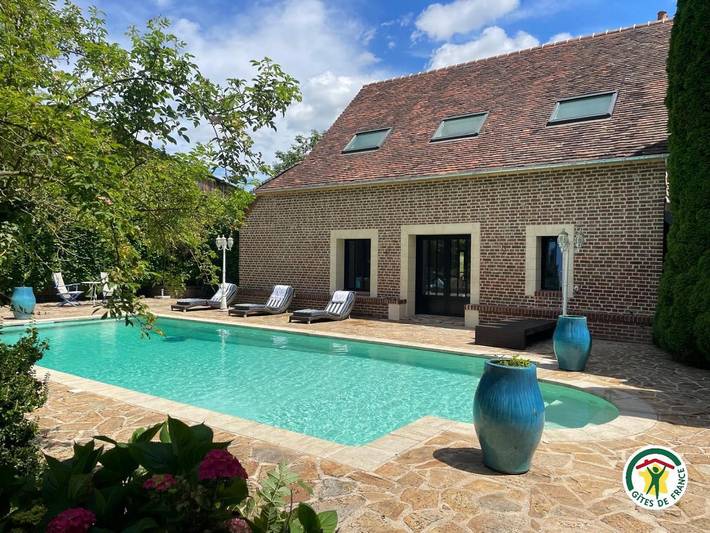 Gîte pour 10 personnes, avec Terrasse ainsi que Jardin et Piscine