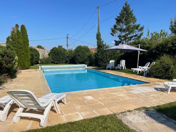 Rural French Gite, Sleeps 8 with Pool and Parking in La Croix-Comtesse, Saint-Jean-d'Angély region