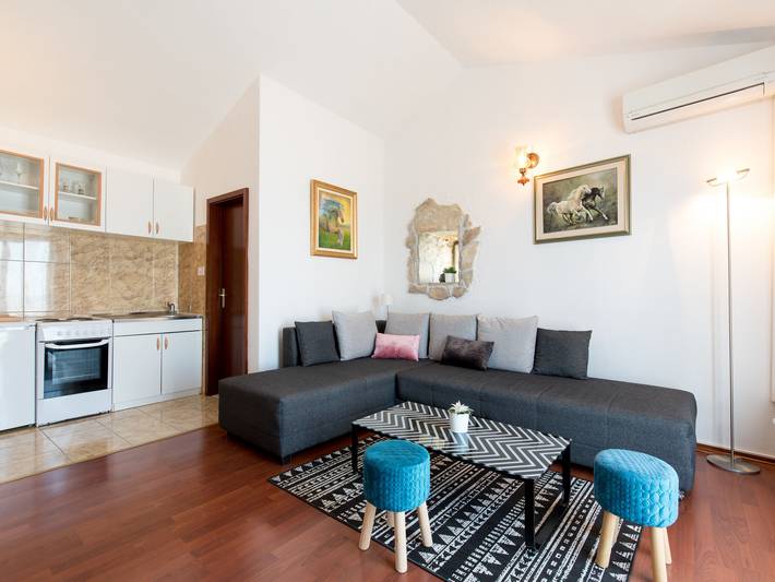 Ferienhaus für 7 Personen, mit Balkon und Garten in Podstrana