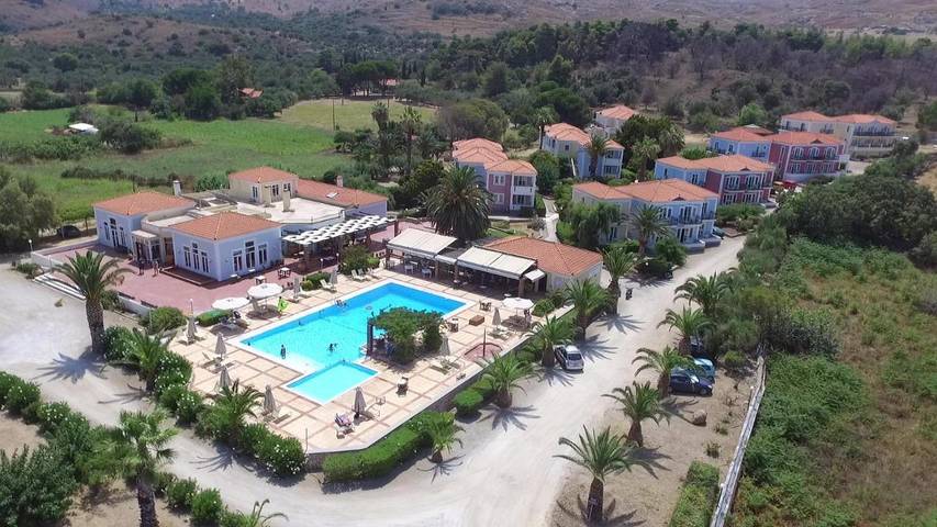Appart’hôtel pour 4 personnes, avec piscine ainsi que jardin et jacuzzi