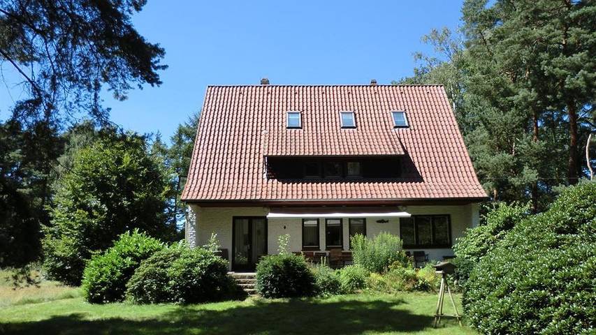 Ferienwohnung für 3 Personen, mit Balkon und Garten sowie Ausblick und Pool, mit Haustier in Neuenkirchen (Lüneburger Heide)