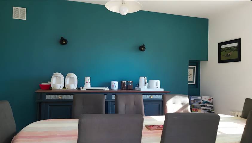 Bed and Breakfast 'La Rivetière - Chambre Les Rouges' with Shared Terrace, Shared Garden and Wi-Fi in Courcemont, Sarthe